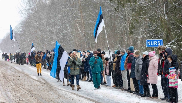 24. veebruaril moodustati tee äärde Metsavendade mälestusmärgi juurde neljandat aastat inimkett Nursipalu toetuseks. Sel aastal avaldati toetust ka Väimelale ja kogu Võrumaale. FOTO: Aigar Nagel